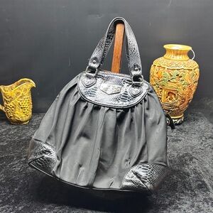 Elegant Black Croc-Trimmed Women's Shoulder Bag